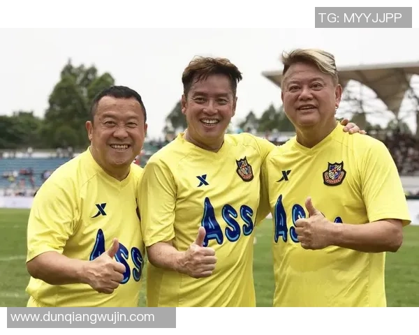 《足球明星齐声合唱献唱激情之歌传递团队精神与梦想力量》 《足球明星齐声合唱献唱激情之歌传递团队精神与梦想力量》