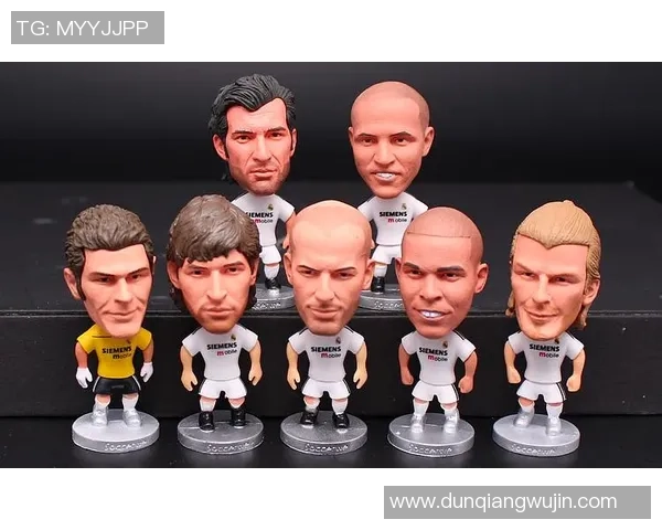 以足球球星合照为核心打造独特纪念收藏家居装饰摆件