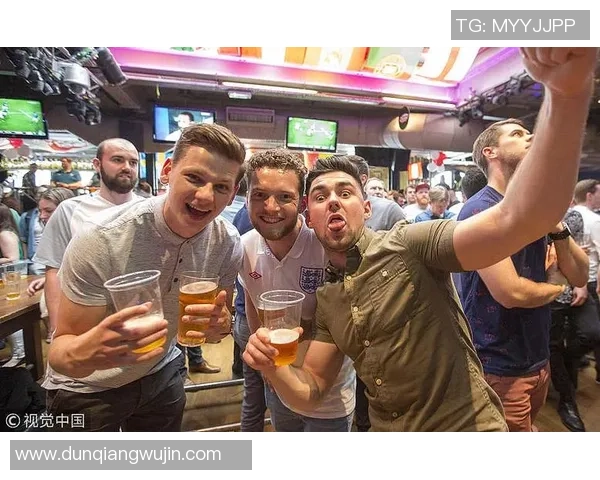 当红足球巨星深夜现身酒吧引发热议球迷纷纷猜测背后真相